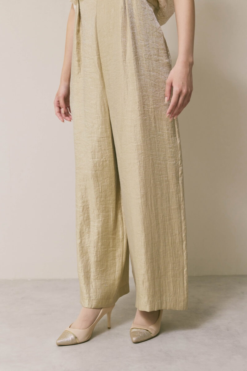 ベージュのバルーンデザインパンツドレス