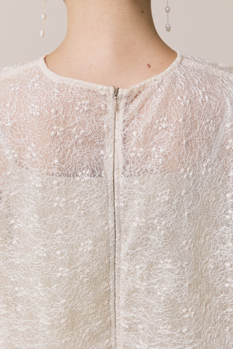 ベージュのバルーンデザインパンツドレス