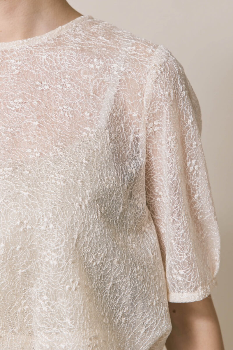 ベージュのバルーンデザインパンツドレス