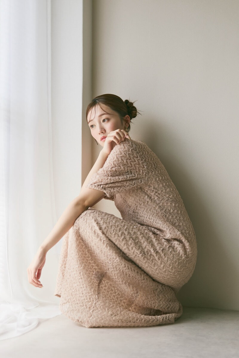 ベージュのスパンコールレースドレス