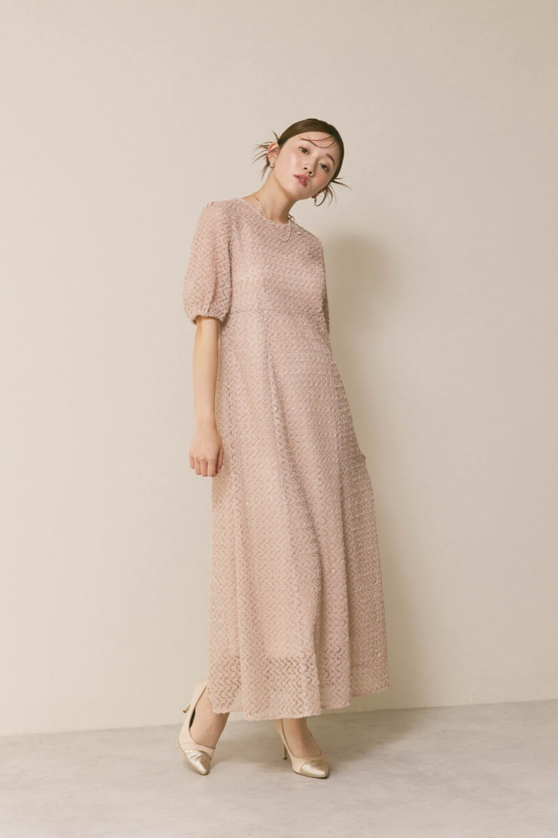 ベージュのスパンコールレースドレス