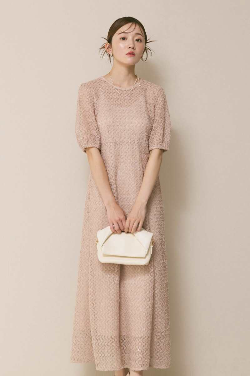 ベージュのスパンコールレースドレス