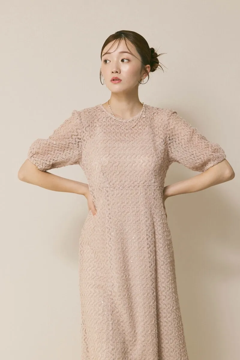 ベージュのスパンコールレースドレス