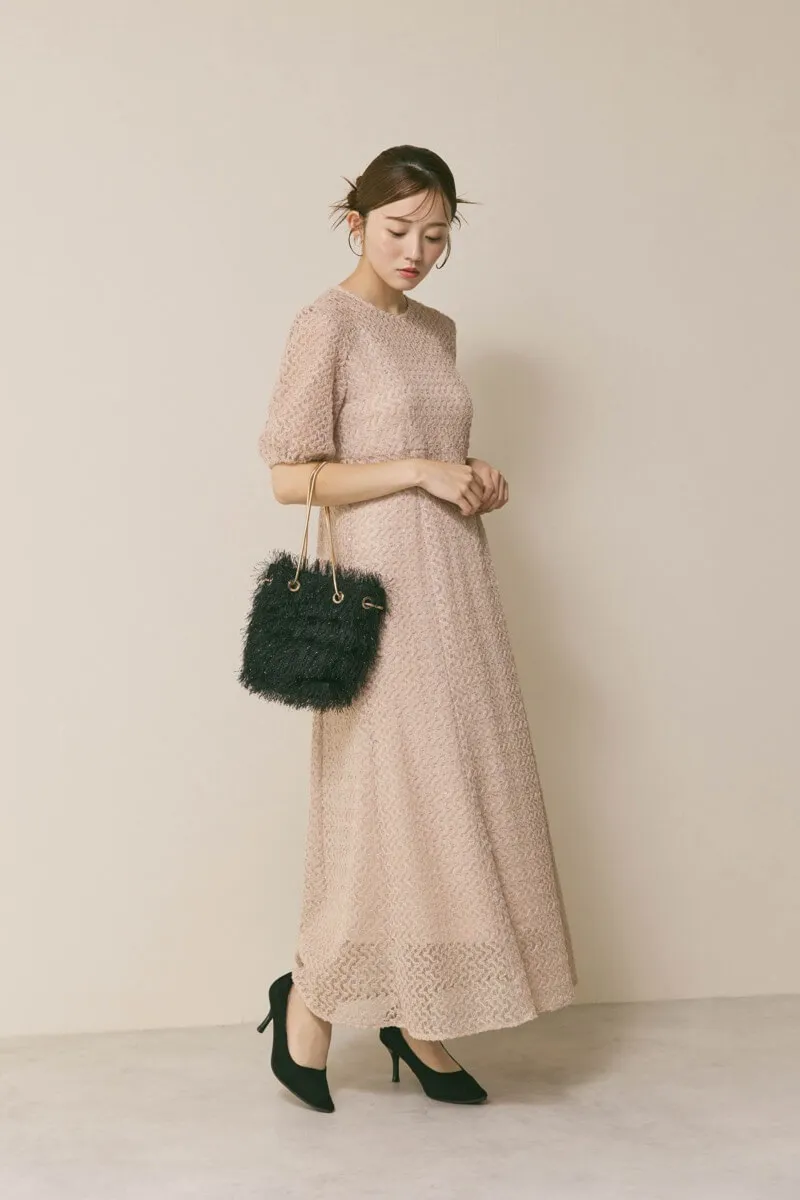 ベージュのスパンコールレースドレス