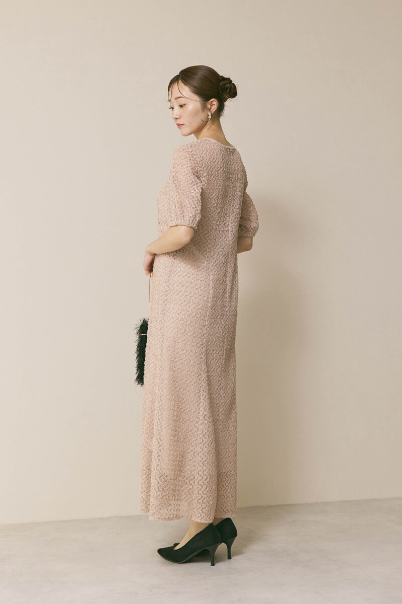 ベージュのスパンコールレースドレス