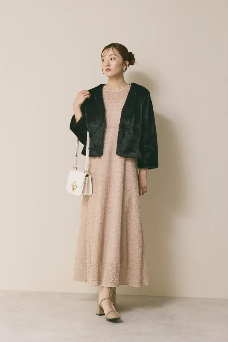 ベージュのスパンコールレースドレス