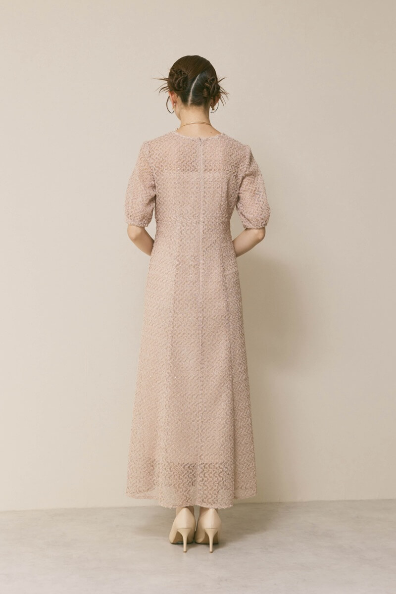 ベージュのスパンコールレースドレス