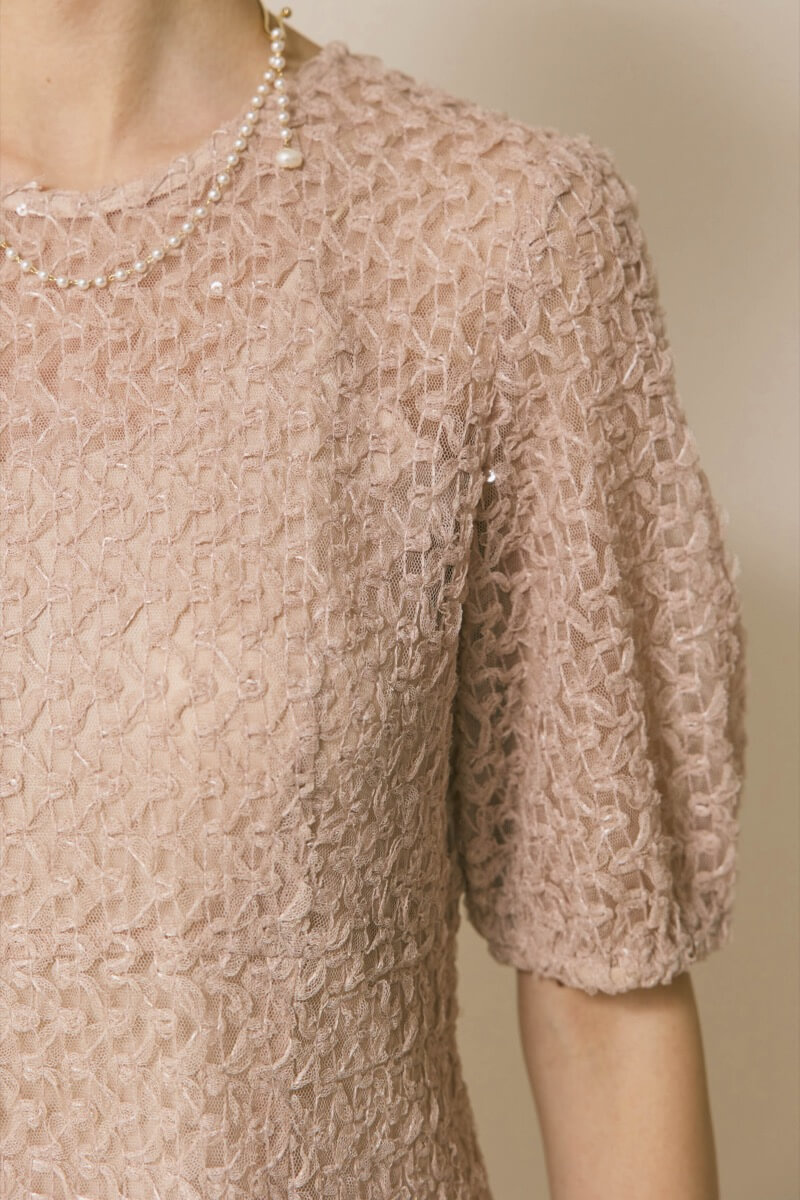 ベージュのスパンコールレースドレス