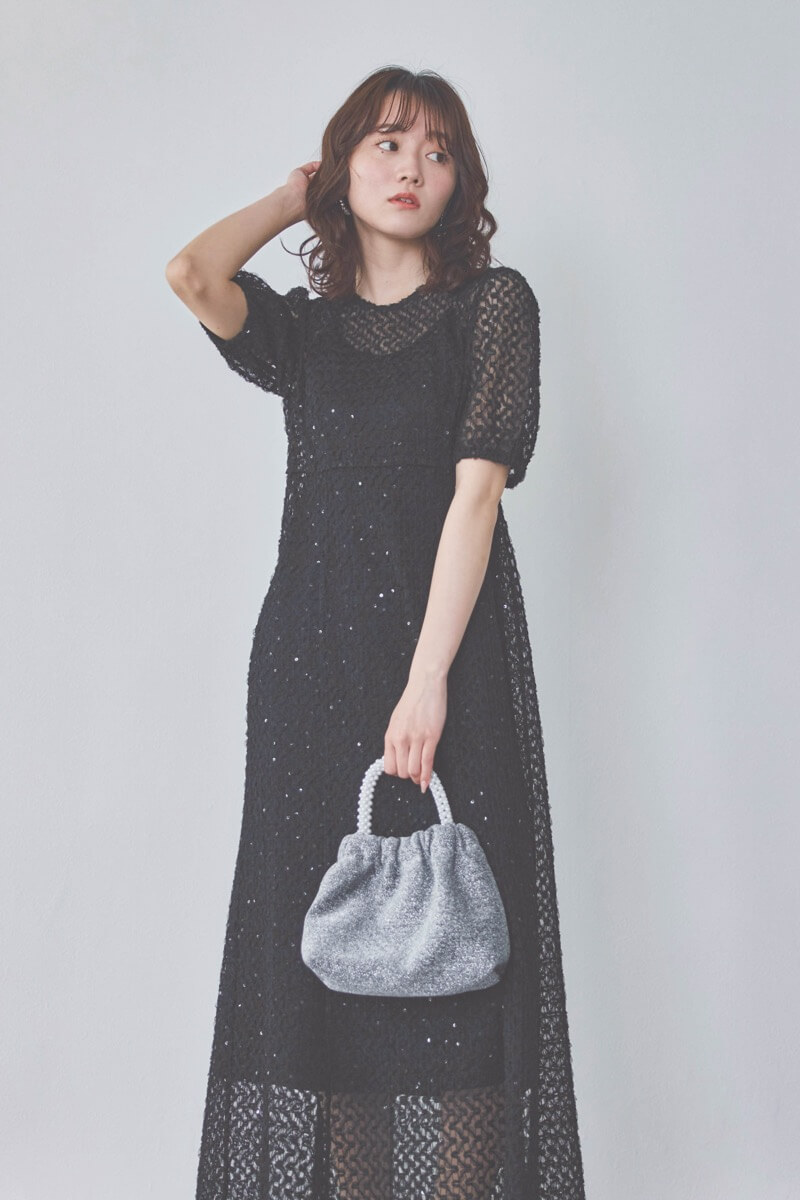 ブラックのスパンコールレースドレス