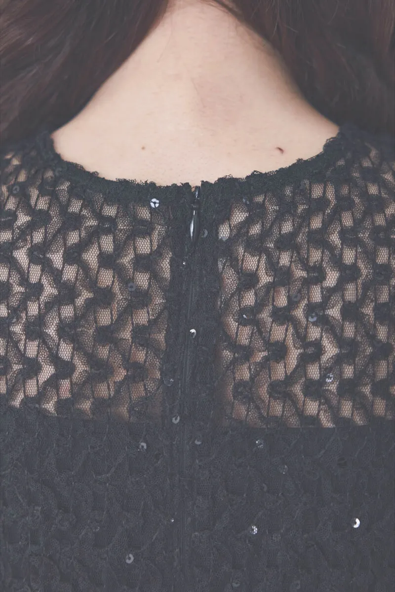 ブラックのスパンコールレースドレス