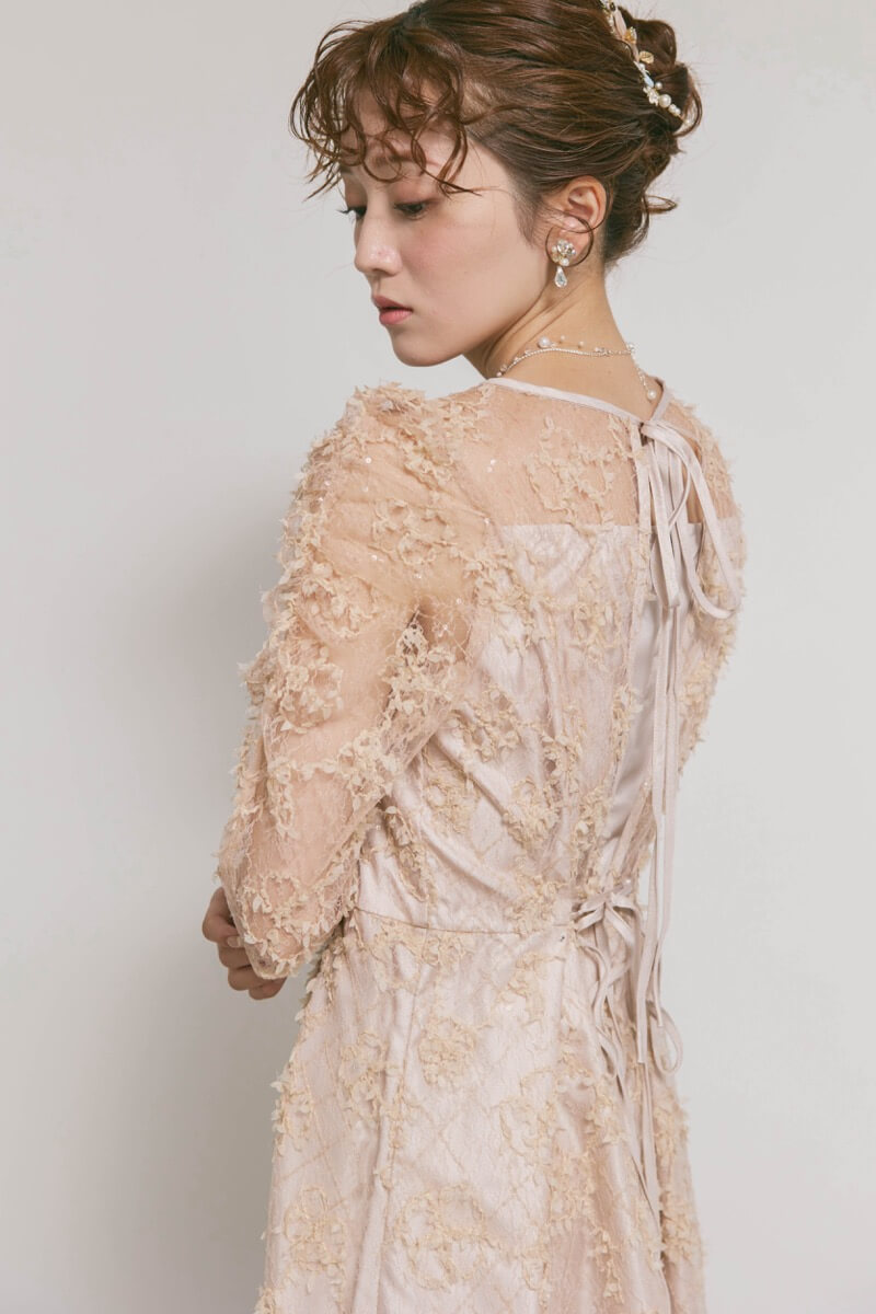 ベージュのフラワーエンブロイダリーレースドレス