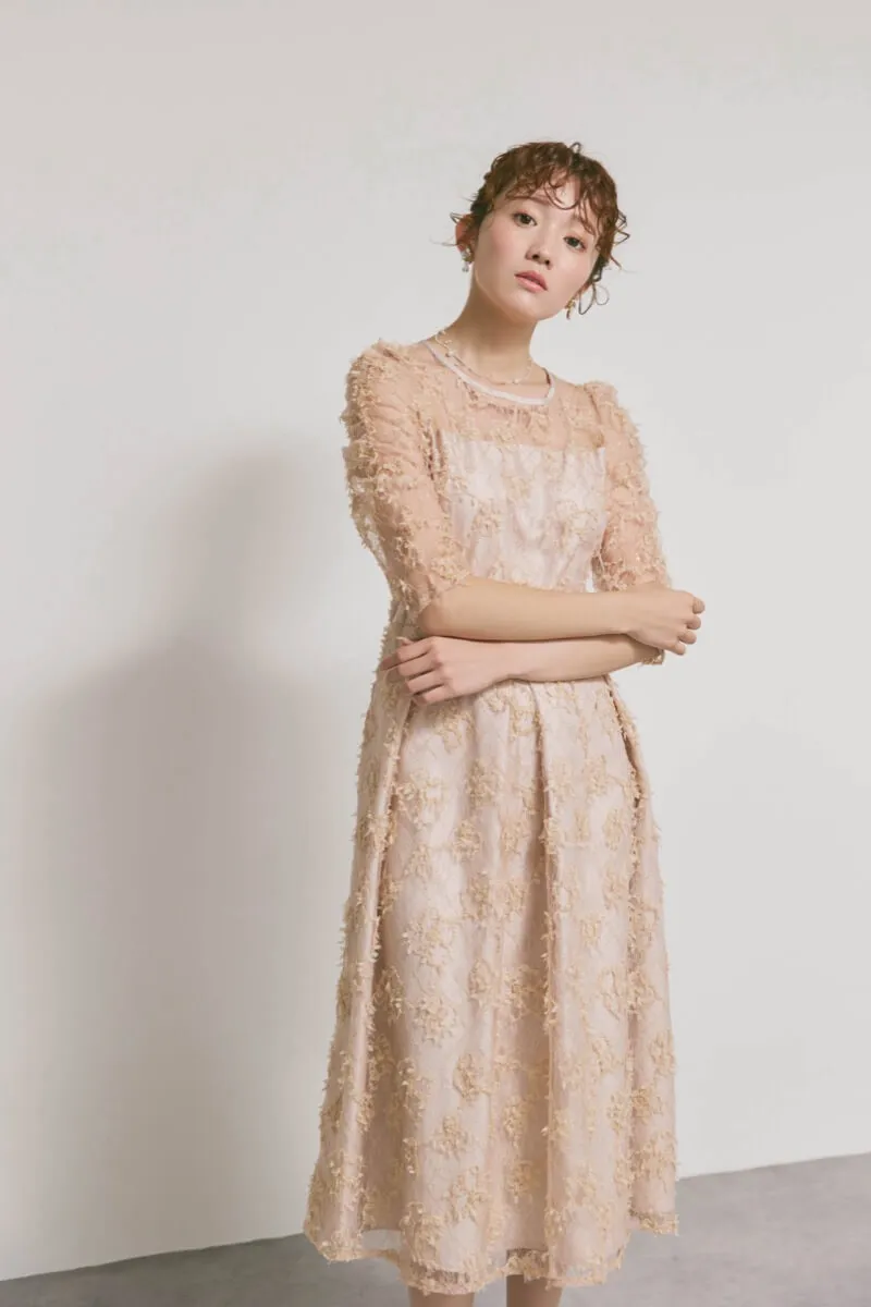 ベージュのフラワーエンブロイダリーレースドレス