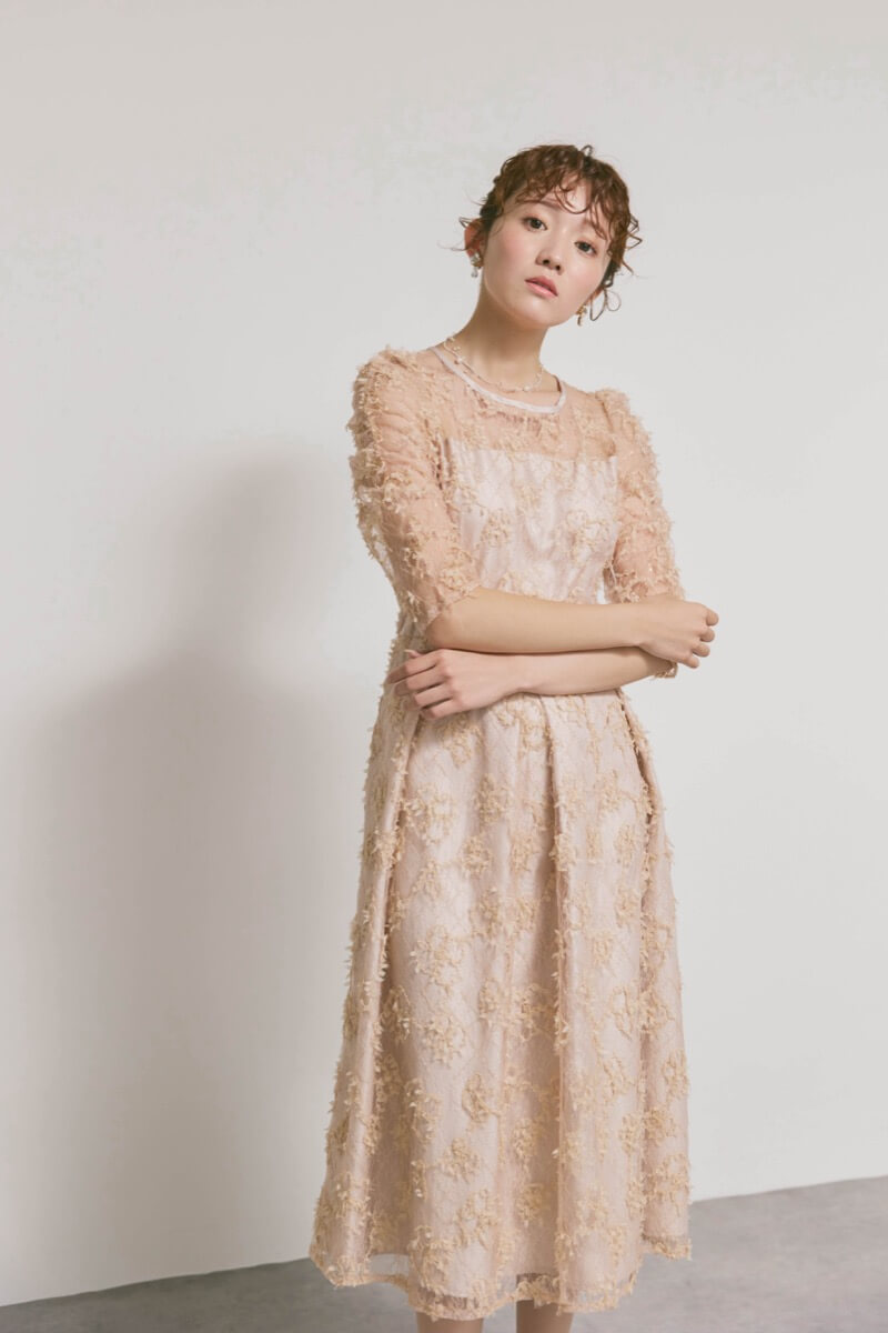 ベージュのフラワーエンブロイダリーレースドレス