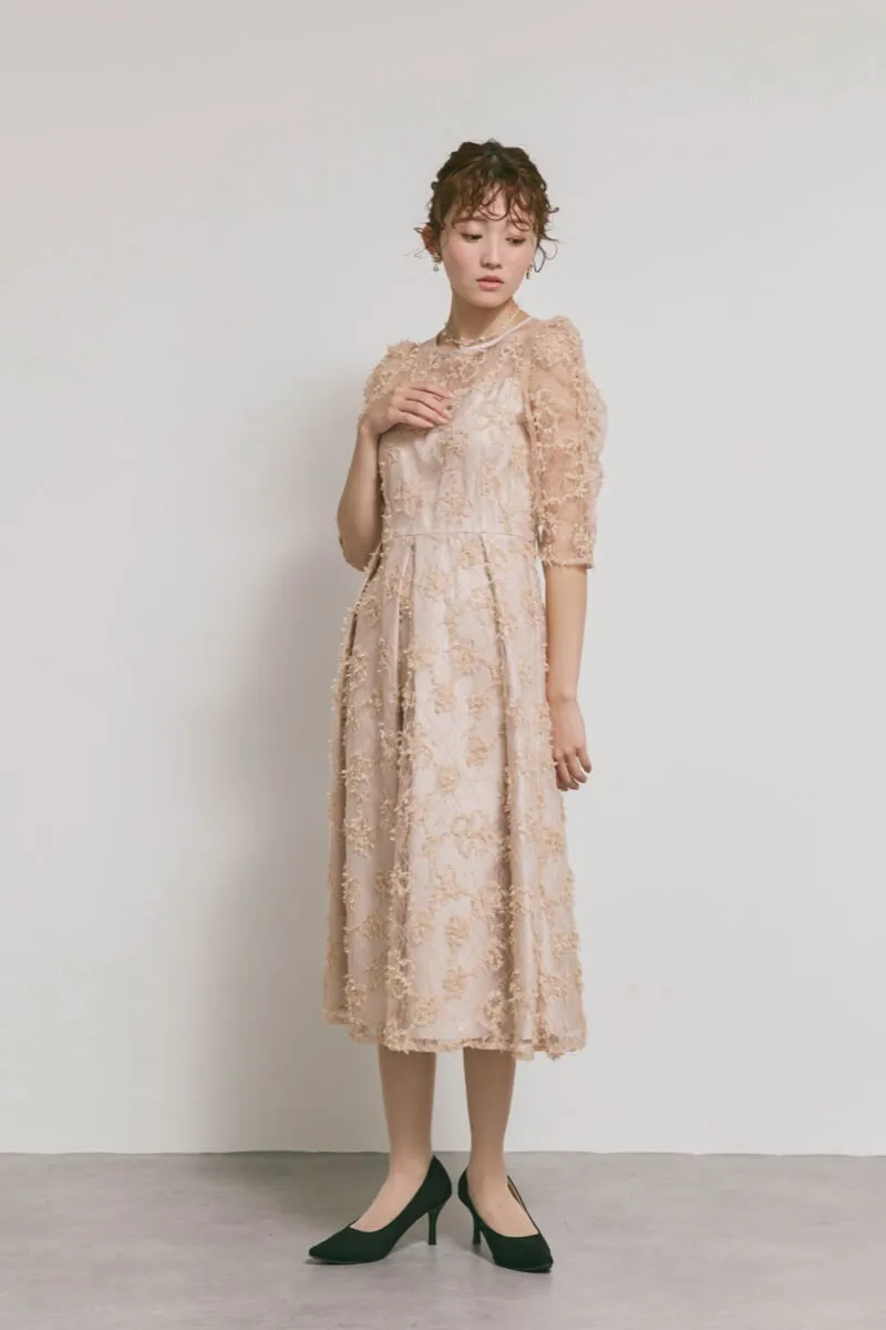 ベージュのフラワーエンブロイダリーレースドレス