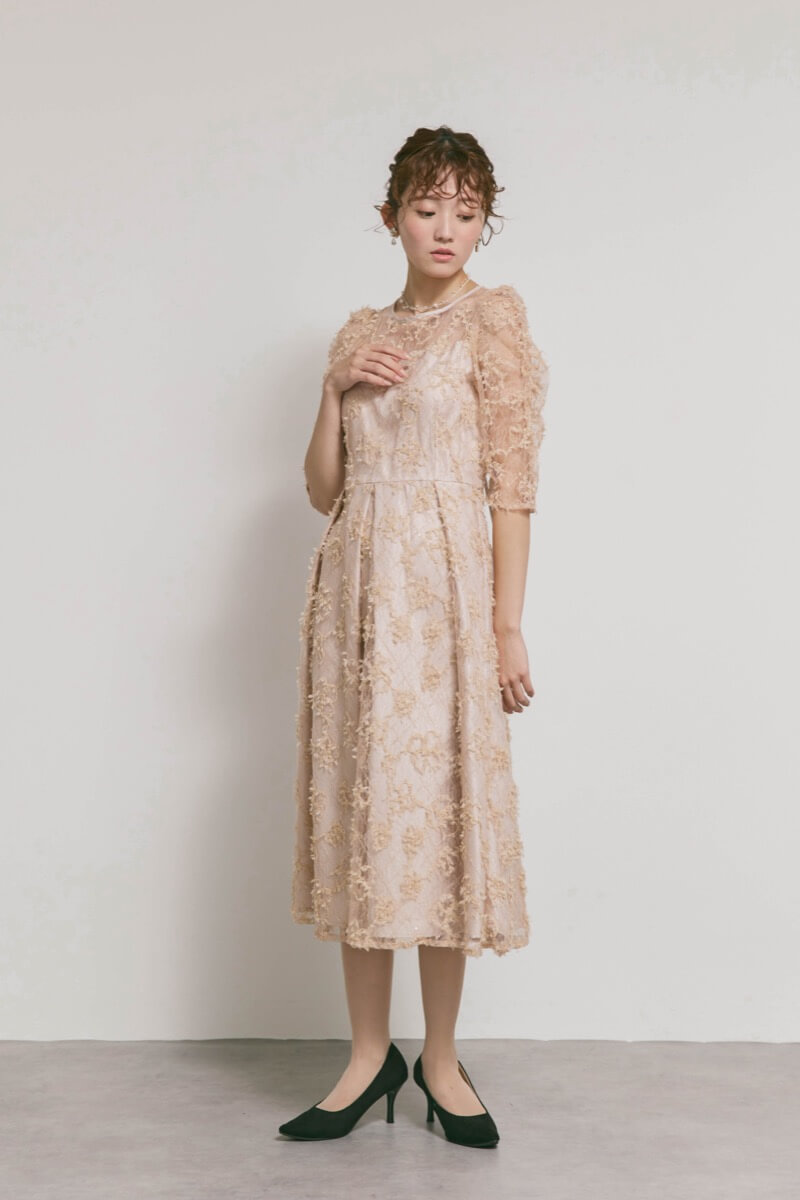 ベージュのフラワーエンブロイダリーレースドレス