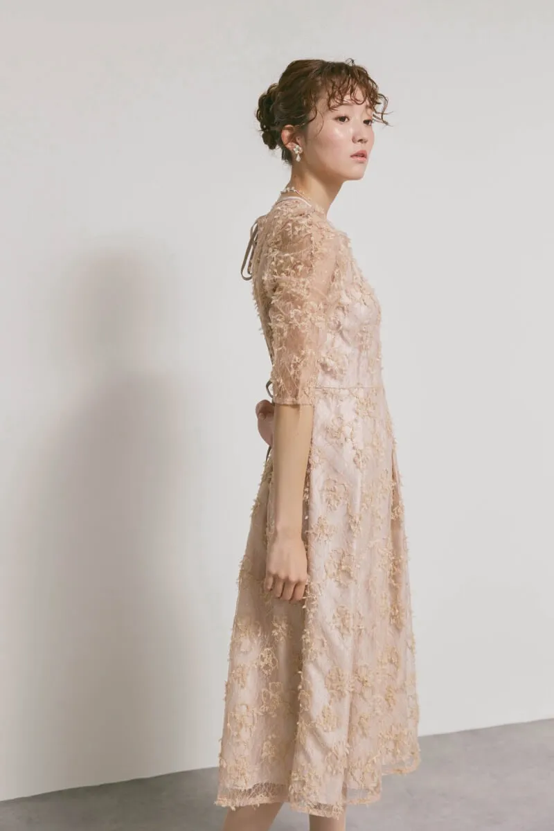 ベージュのフラワーエンブロイダリーレースドレス