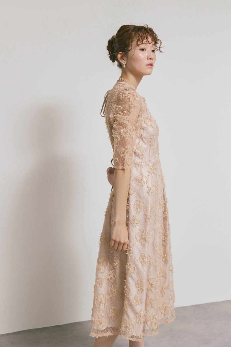 ベージュのフラワーエンブロイダリーレースドレス