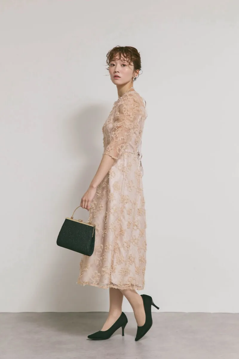 ベージュのフラワーエンブロイダリーレースドレス