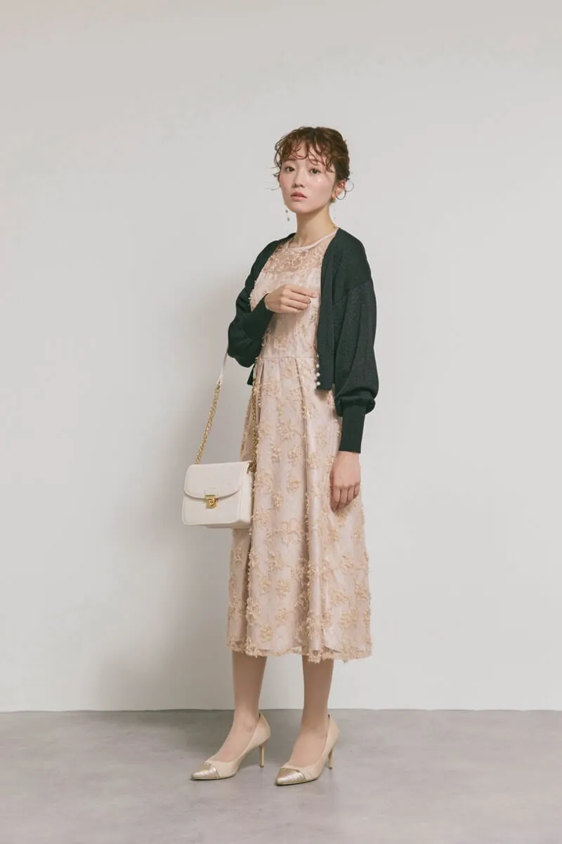 ベージュのフラワーエンブロイダリーレースドレス