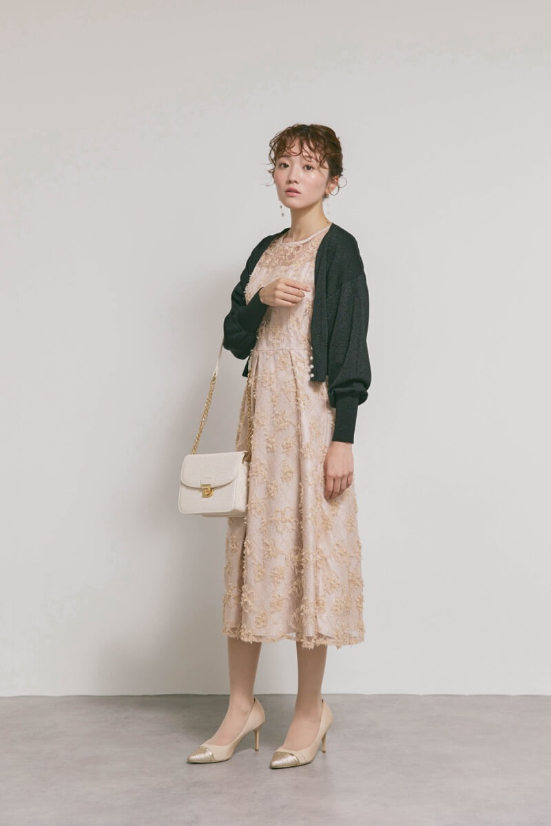 ベージュのフラワーエンブロイダリーレースドレス