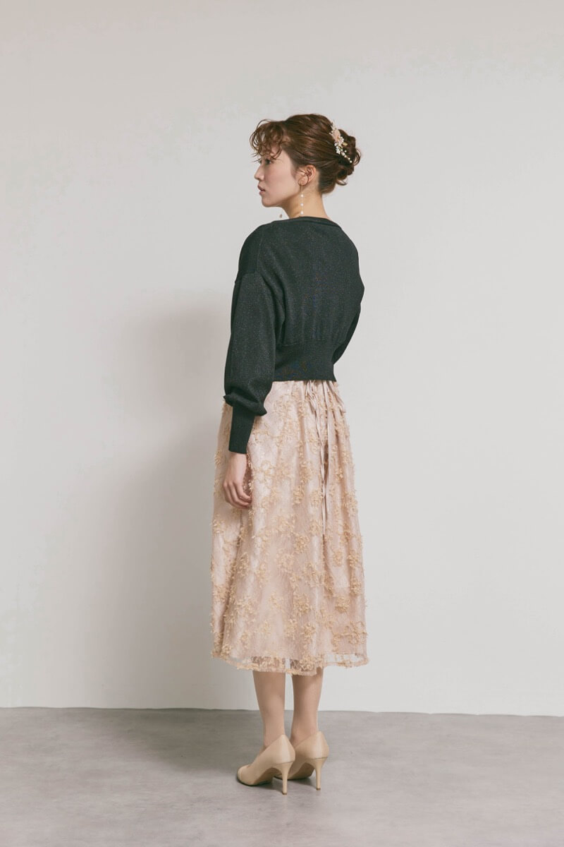 ベージュのフラワーエンブロイダリーレースドレス