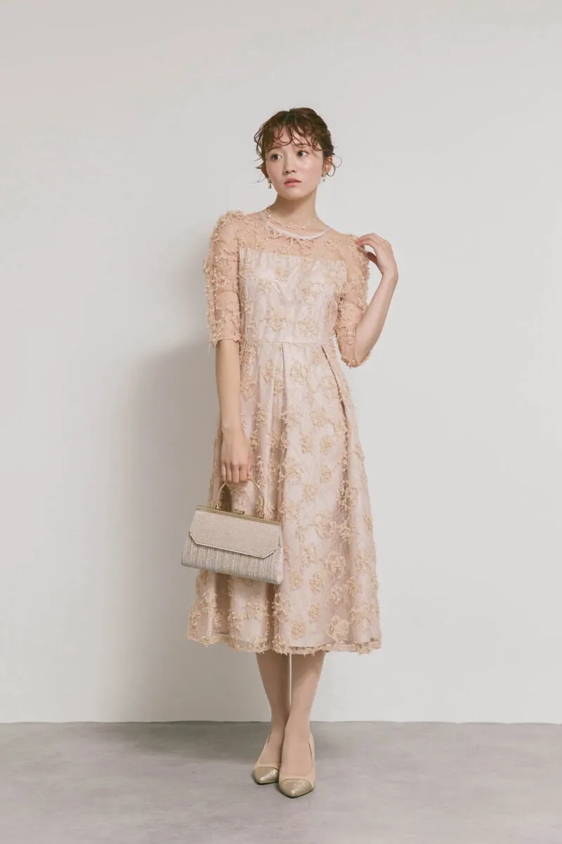 ベージュのフラワーエンブロイダリーレースドレス