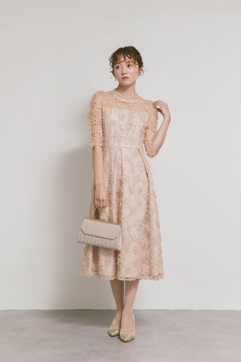 ベージュのフラワーエンブロイダリーレースドレス