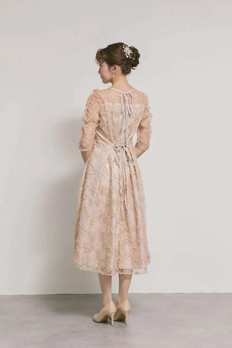 ベージュのフラワーエンブロイダリーレースドレス