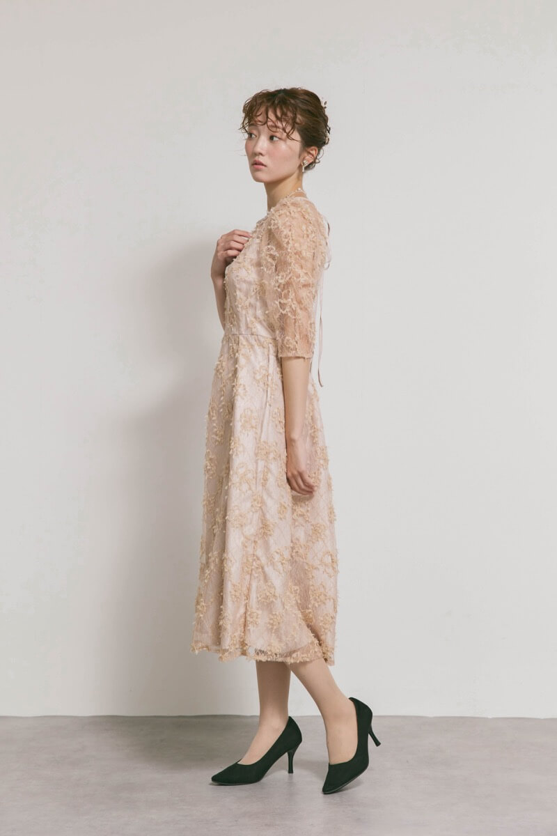 ベージュのフラワーエンブロイダリーレースドレス