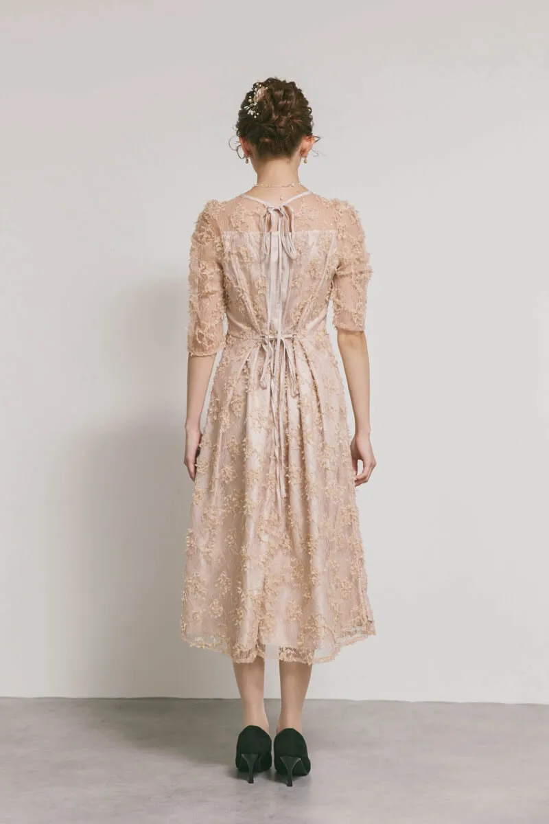 ベージュのフラワーエンブロイダリーレースドレス