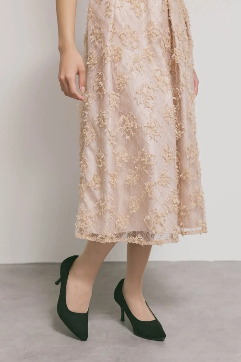ベージュのフラワーエンブロイダリーレースドレス