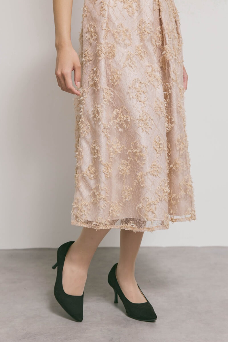 ベージュのフラワーエンブロイダリーレースドレス
