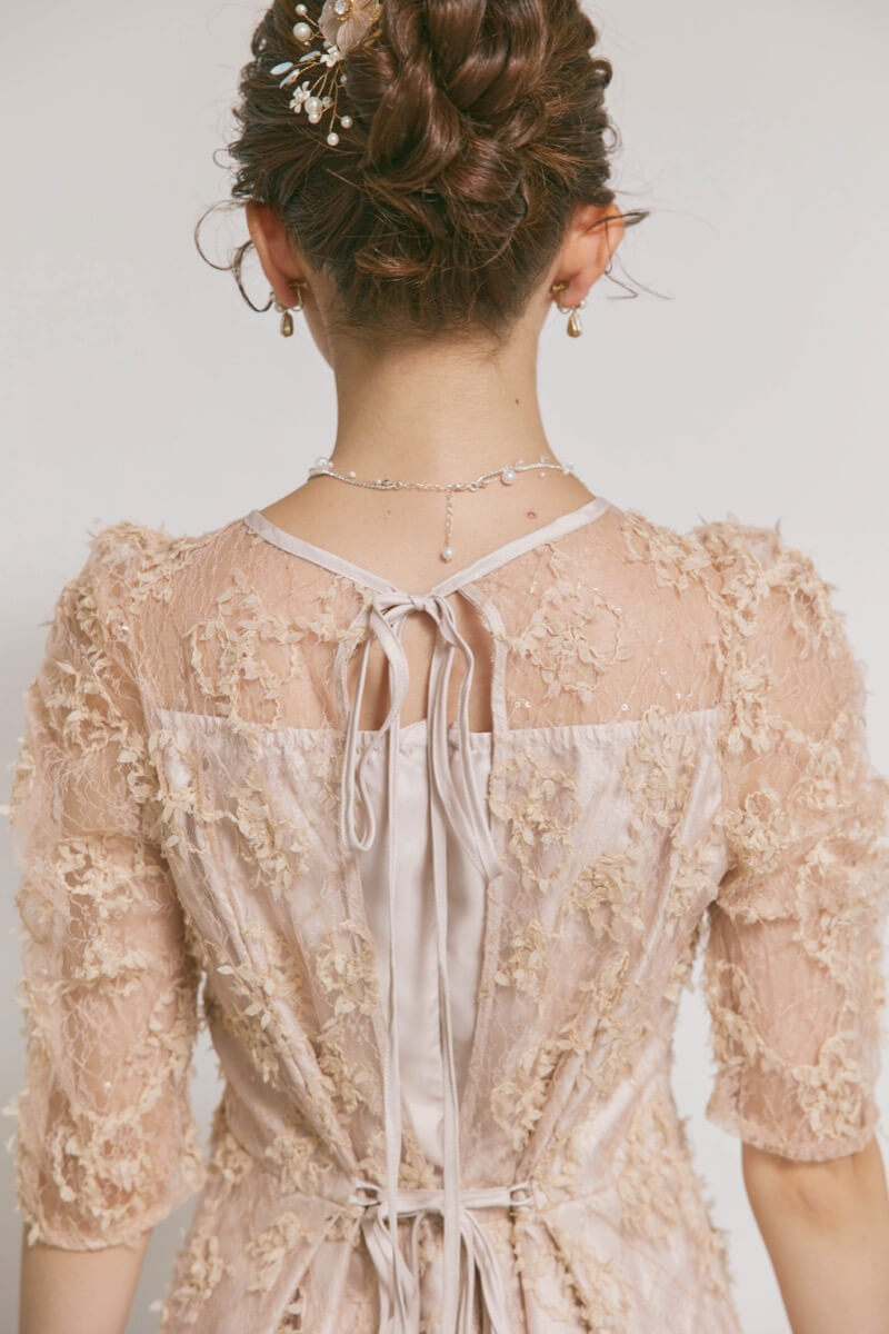 ベージュのフラワーエンブロイダリーレースドレス