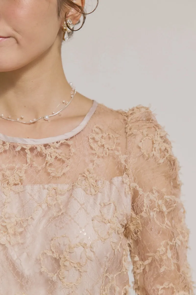 ベージュのフラワーエンブロイダリーレースドレス