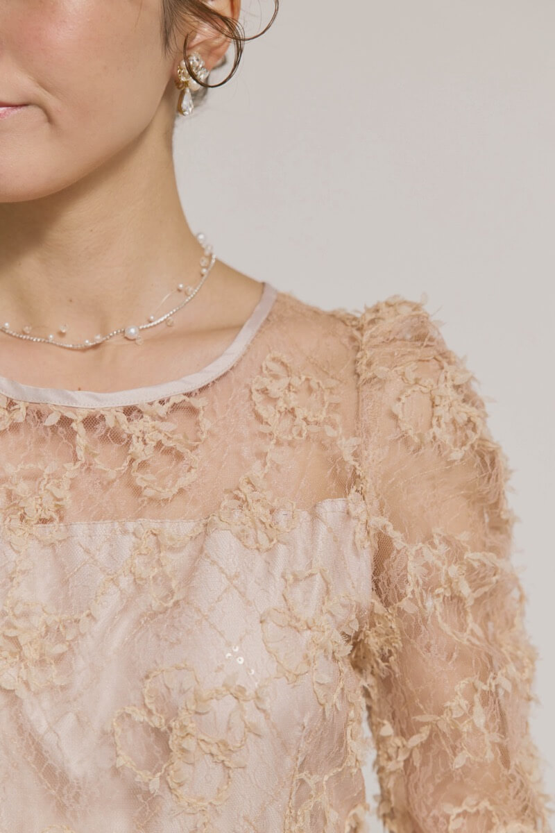 ベージュのフラワーエンブロイダリーレースドレス