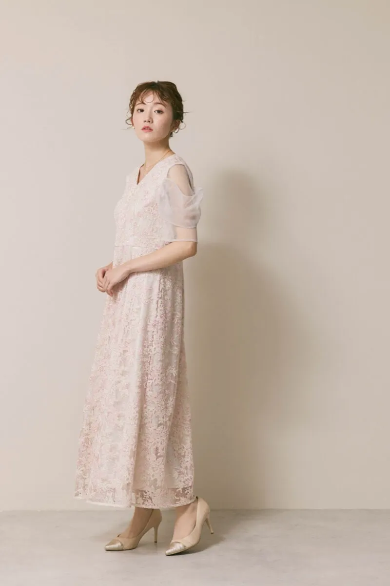 ピンクベージュのシアーオフショルドレス