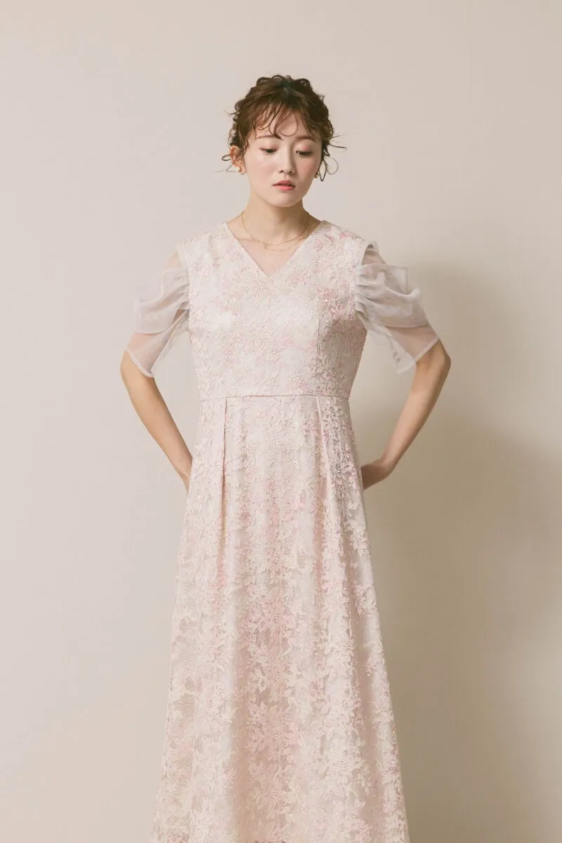 ピンクベージュのシアーオフショルドレス