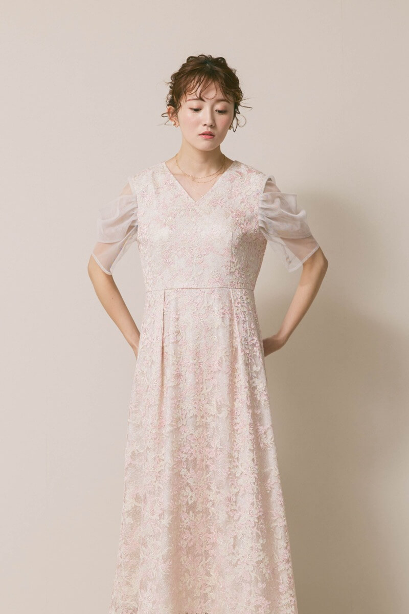 ピンクベージュのシアーオフショルドレス