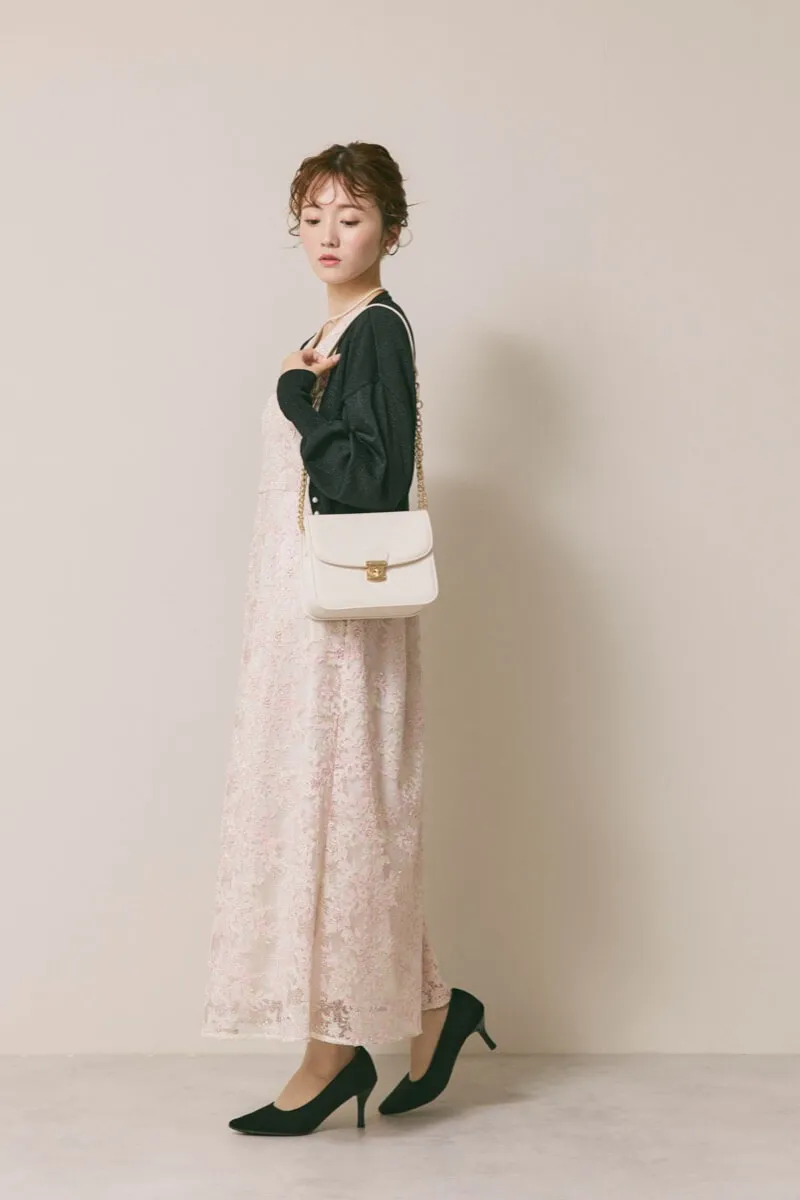 ピンクベージュのシアーオフショルドレス