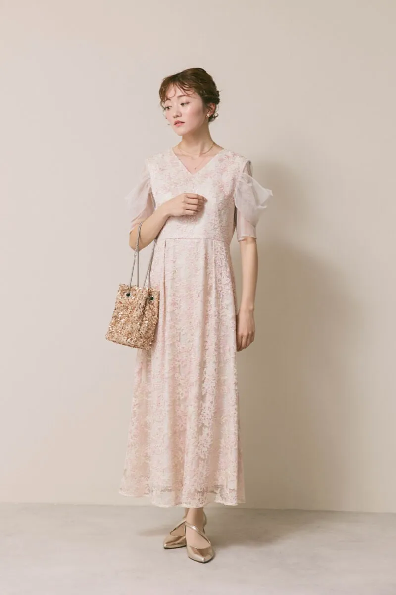 ピンクベージュのシアーオフショルドレス