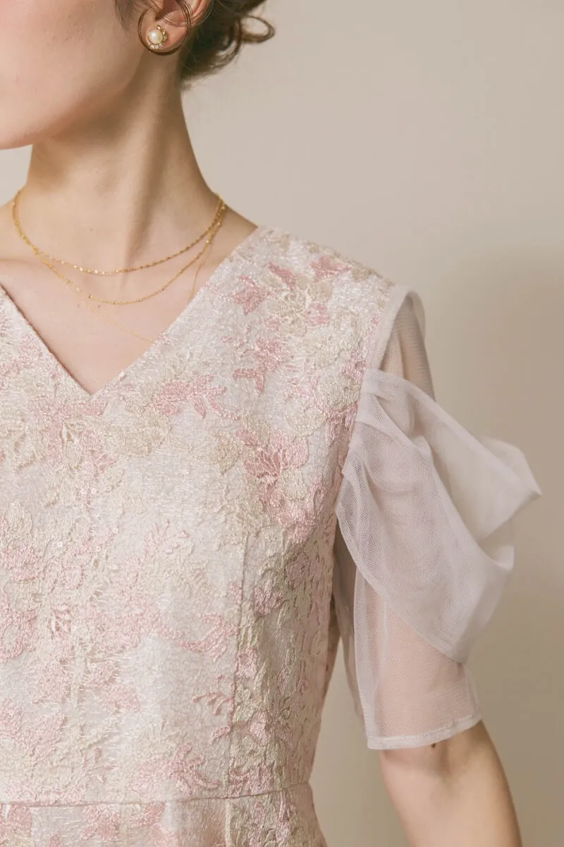 ピンクベージュのシアーオフショルドレス