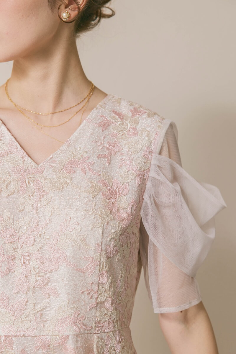 ピンクベージュのシアーオフショルドレス