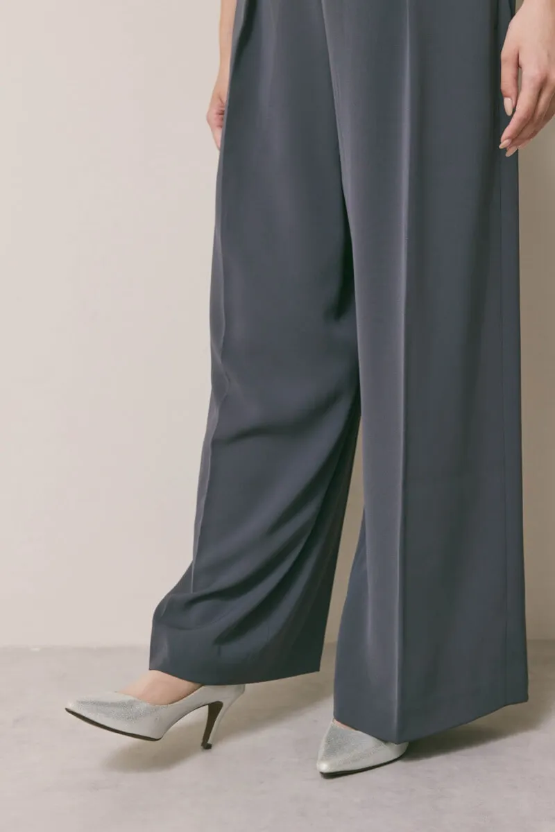 チャコールグレーのチュールカラーベアパンツドレス