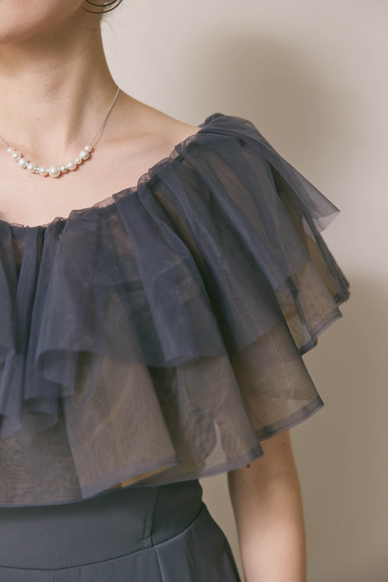 チャコールグレーのチュールカラーベアパンツドレス