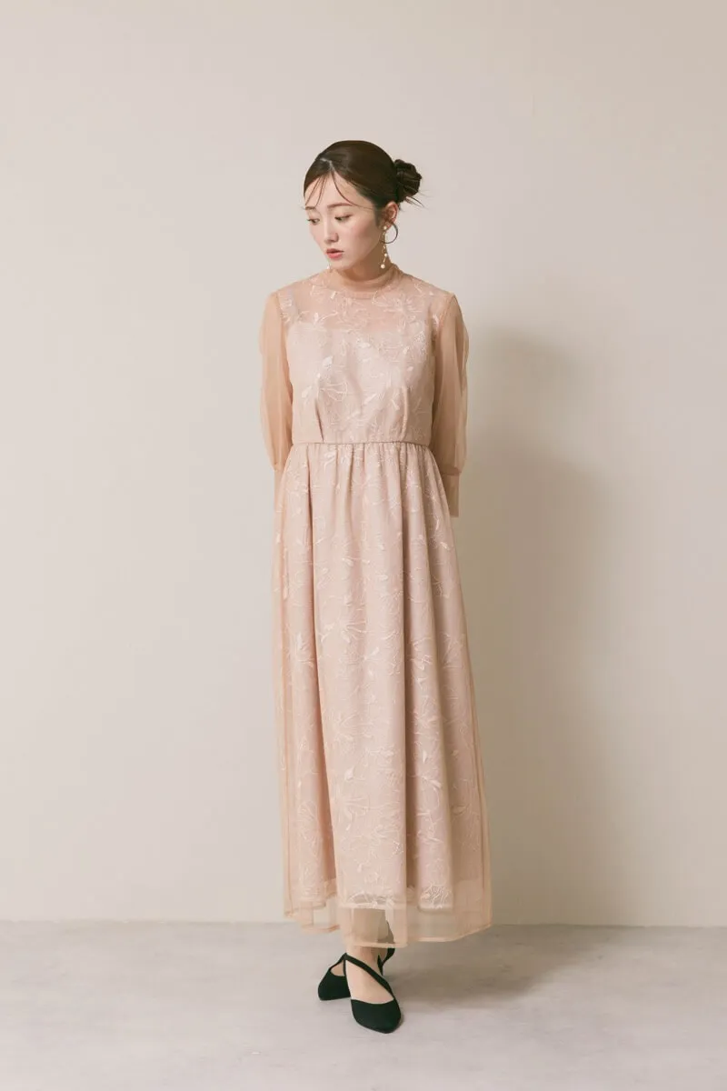 ベージュのレースミックスチュールドレス