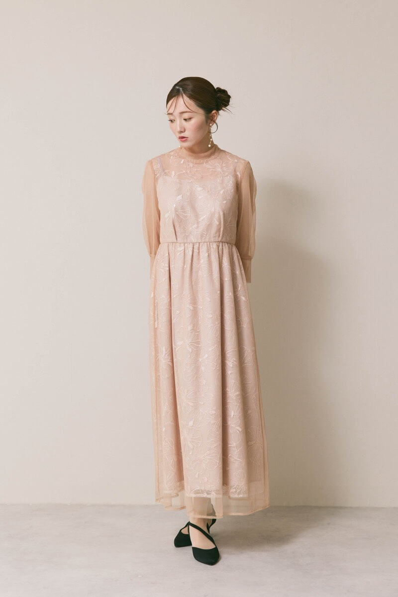 ベージュのレースミックスチュールドレス