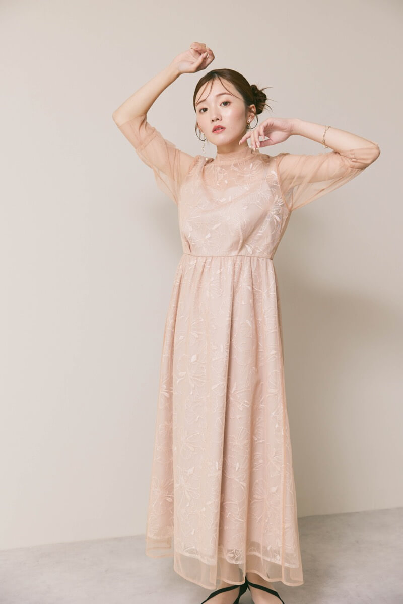 ベージュのレースミックスチュールドレス