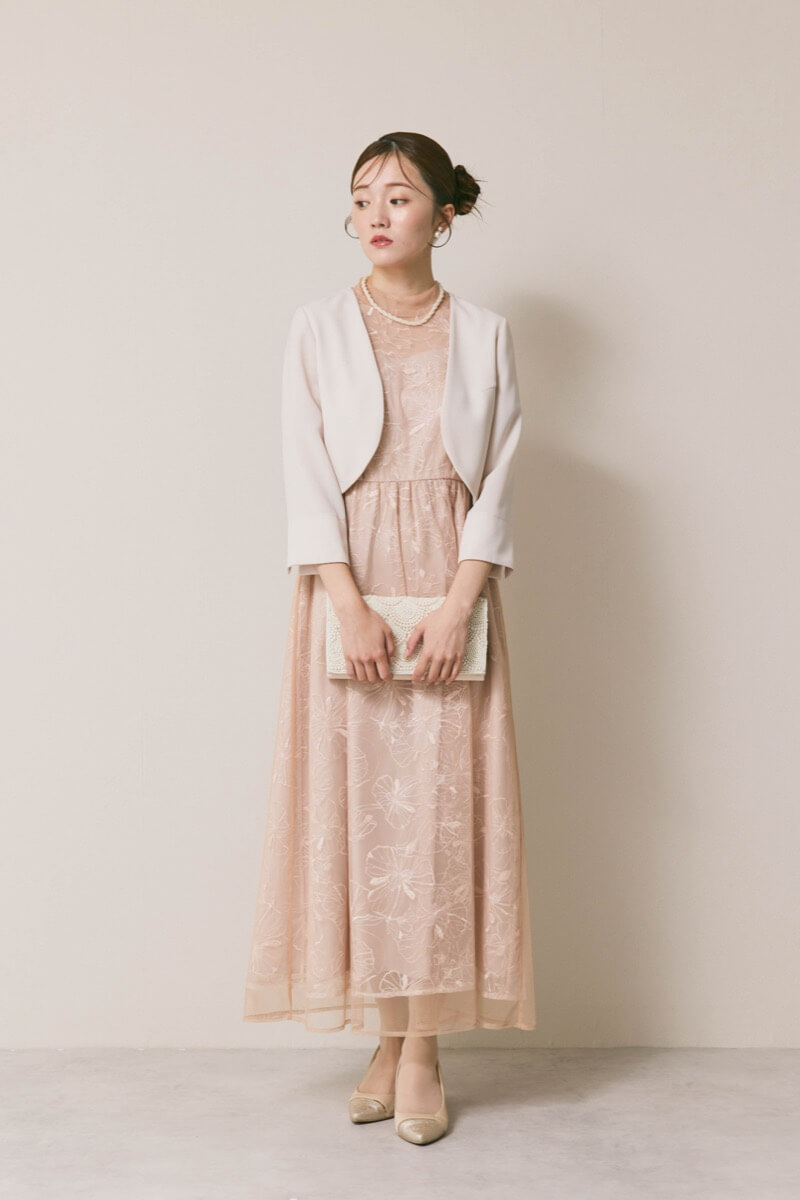 ベージュのレースミックスチュールドレス