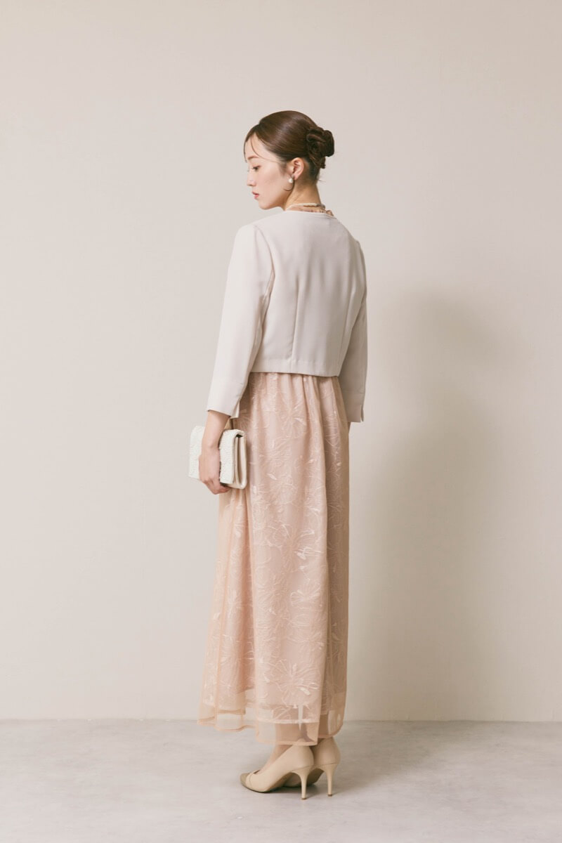 ベージュのレースミックスチュールドレス