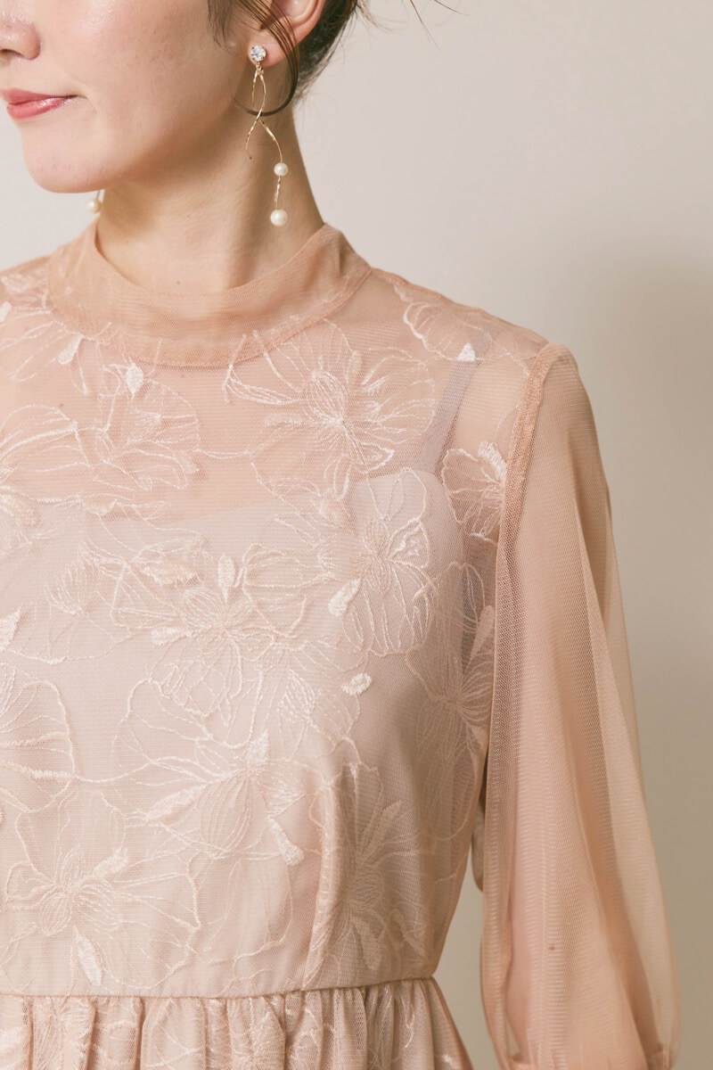 ベージュのレースミックスチュールドレス